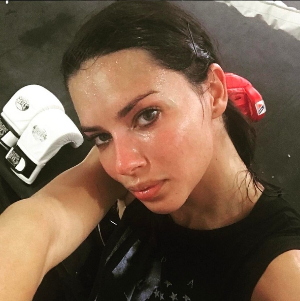 VIDEO&FOTO Un jucător norocos » Adriana Lima a fost sedusă din nou de un sportiv: ce apariții incendiare i-a dedicat