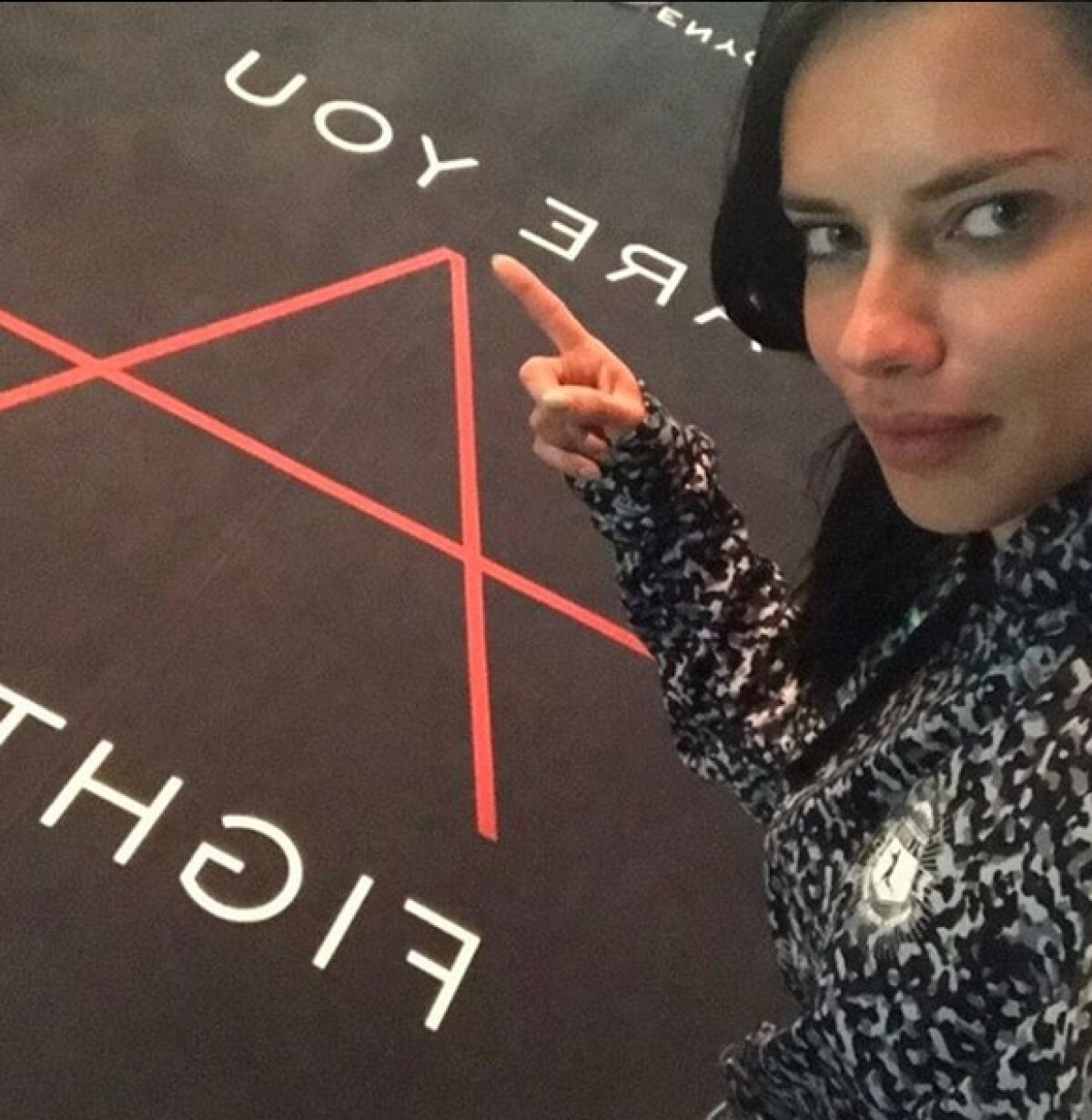 VIDEO&FOTO Un jucător norocos » Adriana Lima a fost sedusă din nou de un sportiv: ce apariții incendiare i-a dedicat