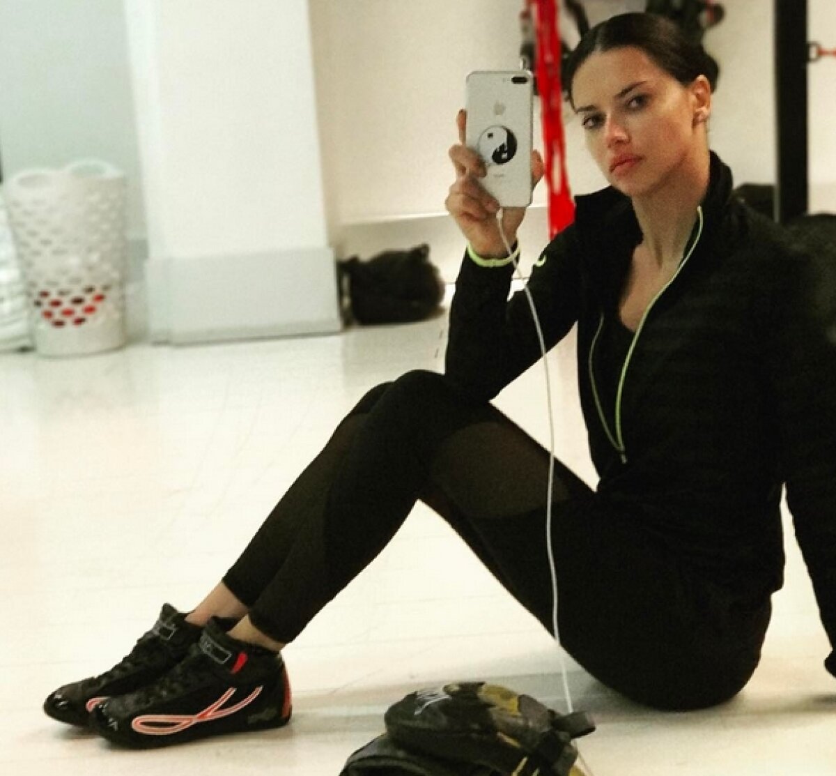 VIDEO&FOTO Un jucător norocos » Adriana Lima a fost sedusă din nou de un sportiv: ce apariții incendiare i-a dedicat