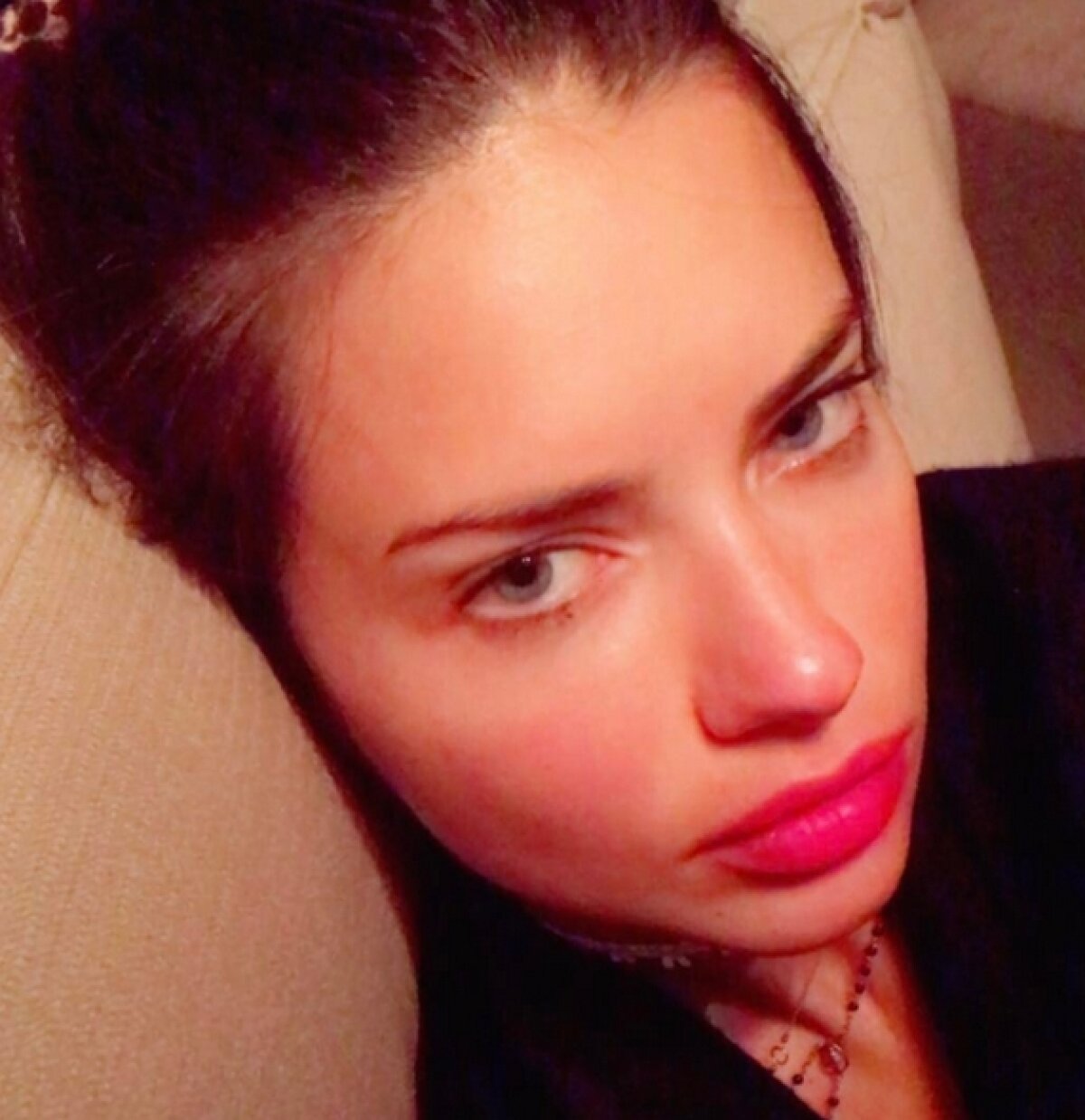 VIDEO&FOTO Un jucător norocos » Adriana Lima a fost sedusă din nou de un sportiv: ce apariții incendiare i-a dedicat