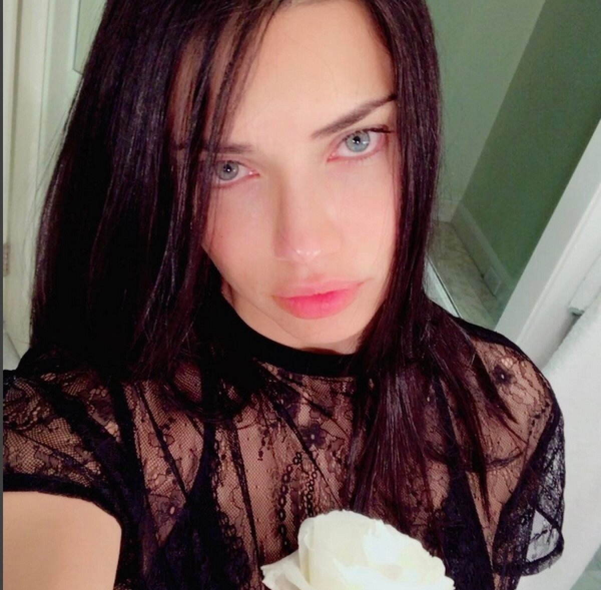 VIDEO&FOTO Un jucător norocos » Adriana Lima a fost sedusă din nou de un sportiv: ce apariții incendiare i-a dedicat