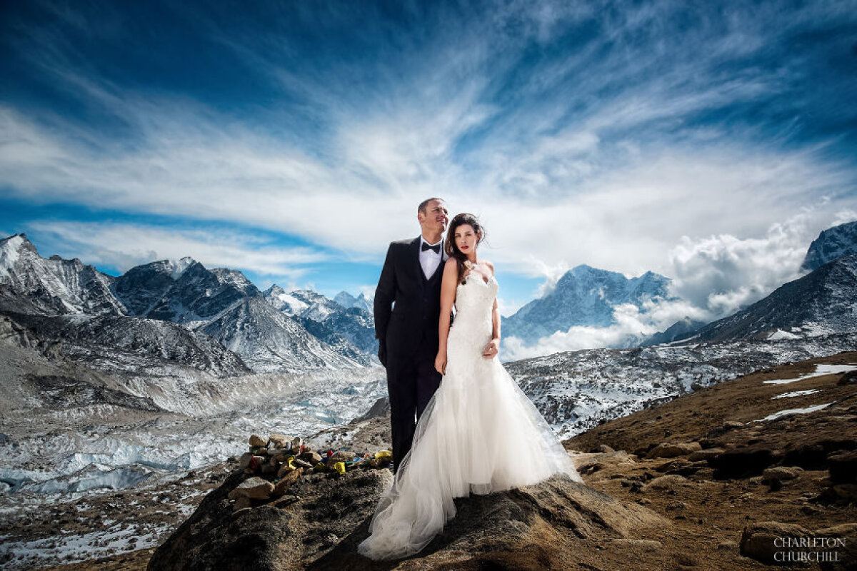 Au urcat pe muntele Everest ca să își facă cel mai tare album FOTO de nuntă!