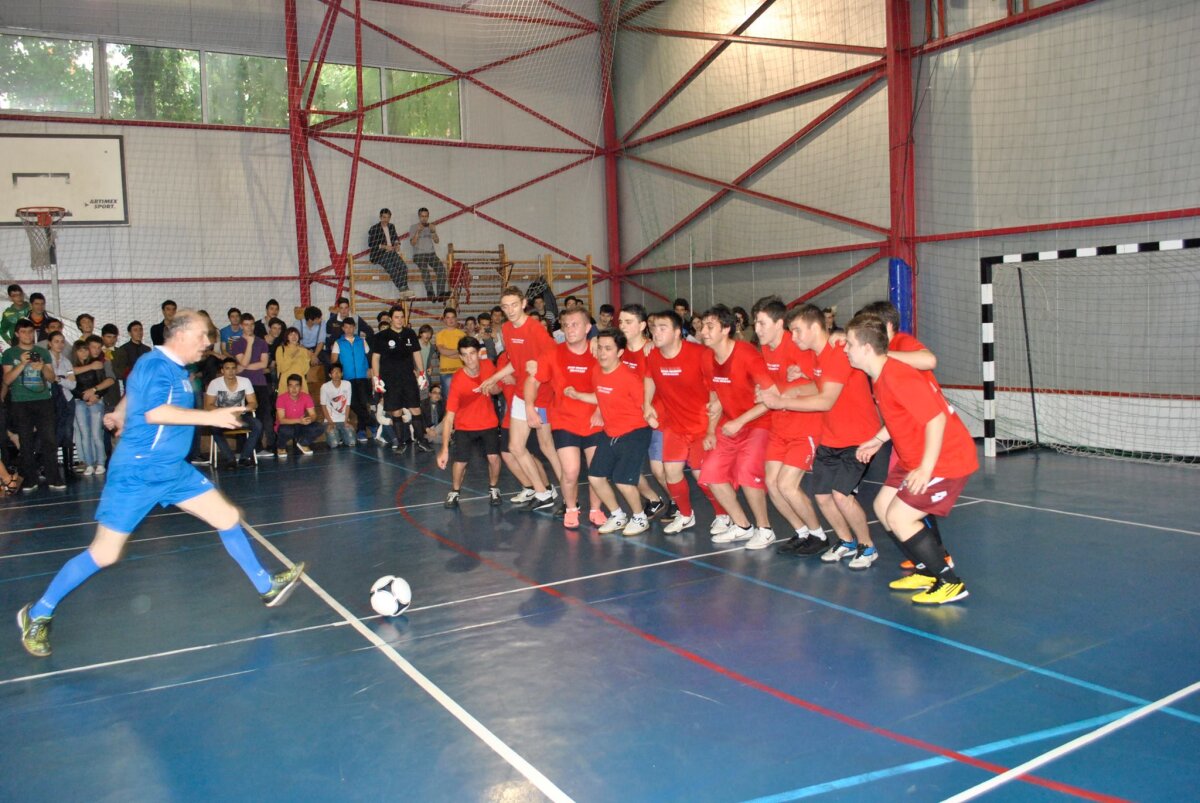 SPECIAL Cel mai cunoscut meci autohton între profesori și elevi ajunge la o ediție jubiliară! 5 povești amuzante + 5 tradiții inedite