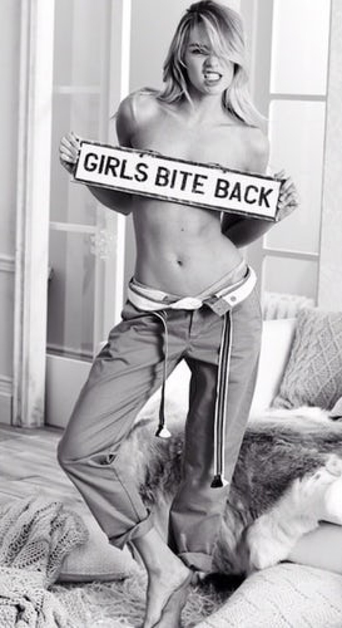 FOTO Regina pozelor topless! Un fotomodel Victoria's Secret adoră fotografiile fără sutien