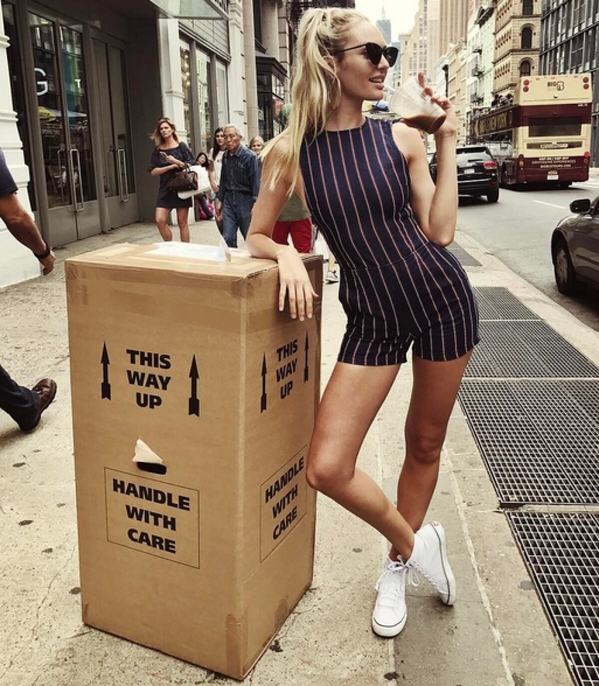 FOTO Regina pozelor topless! Un fotomodel Victoria's Secret adoră fotografiile fără sutien