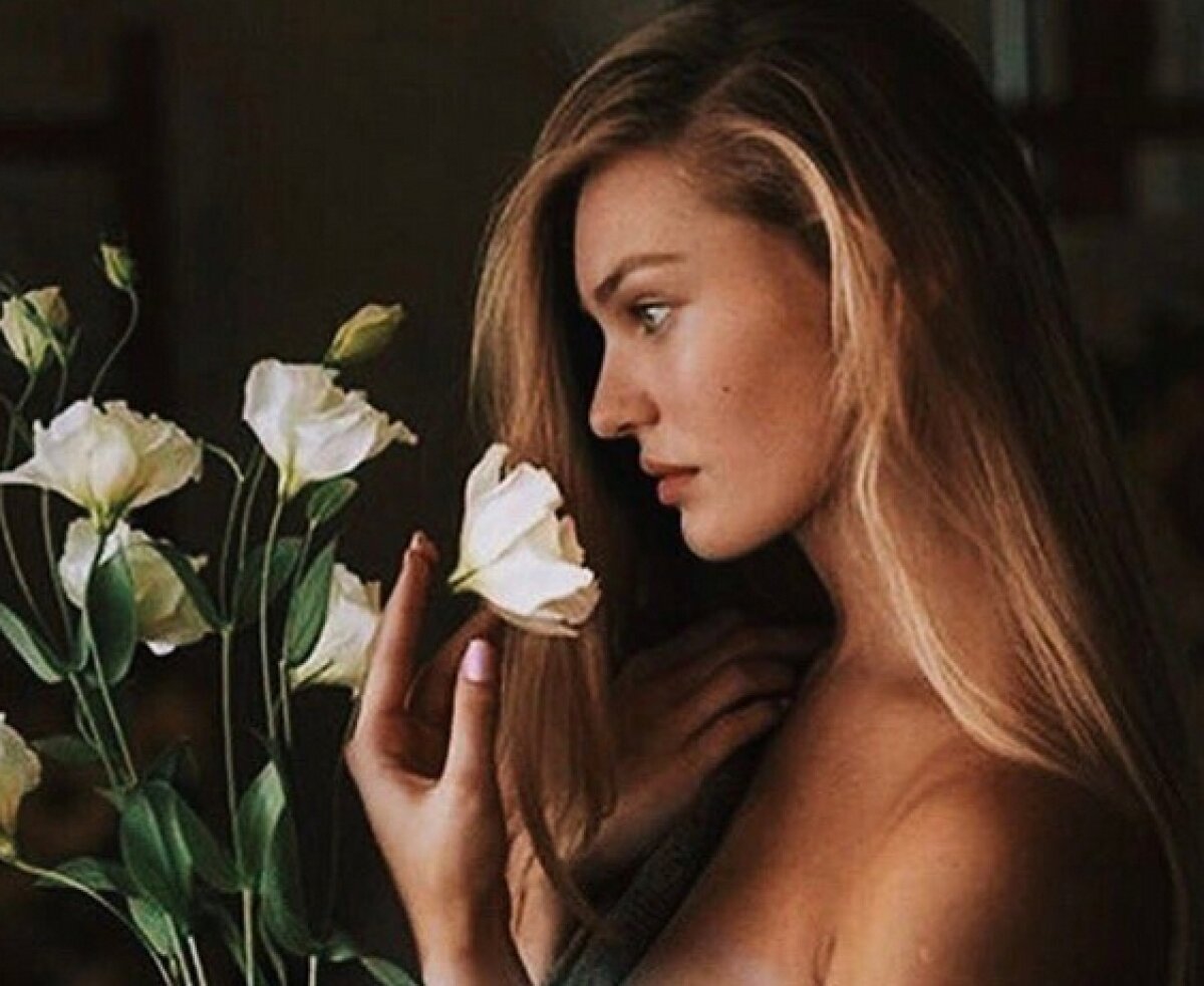 FOTO Regina pozelor topless! Un fotomodel Victoria's Secret adoră fotografiile fără sutien