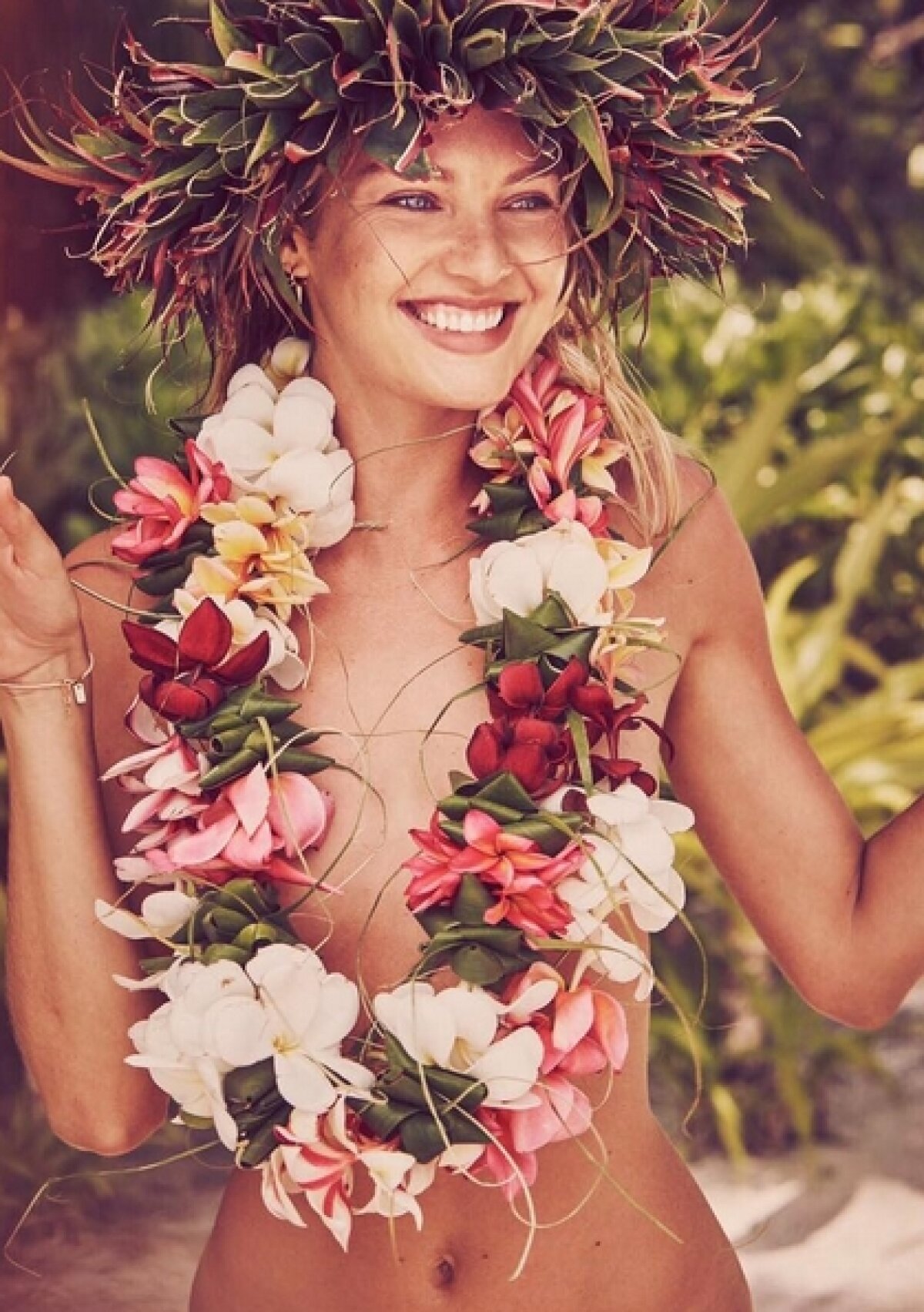 FOTO Regina pozelor topless! Un fotomodel Victoria's Secret adoră fotografiile fără sutien