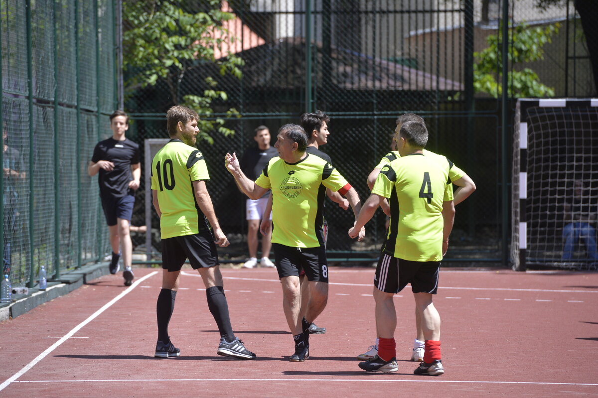 GALERIE FOTO Arbitri la cuțite :D De ce l-a tras de barbă Crăciunescu pe Tudor la cel mai cunoscut meci de fotbal între profesori și elevi