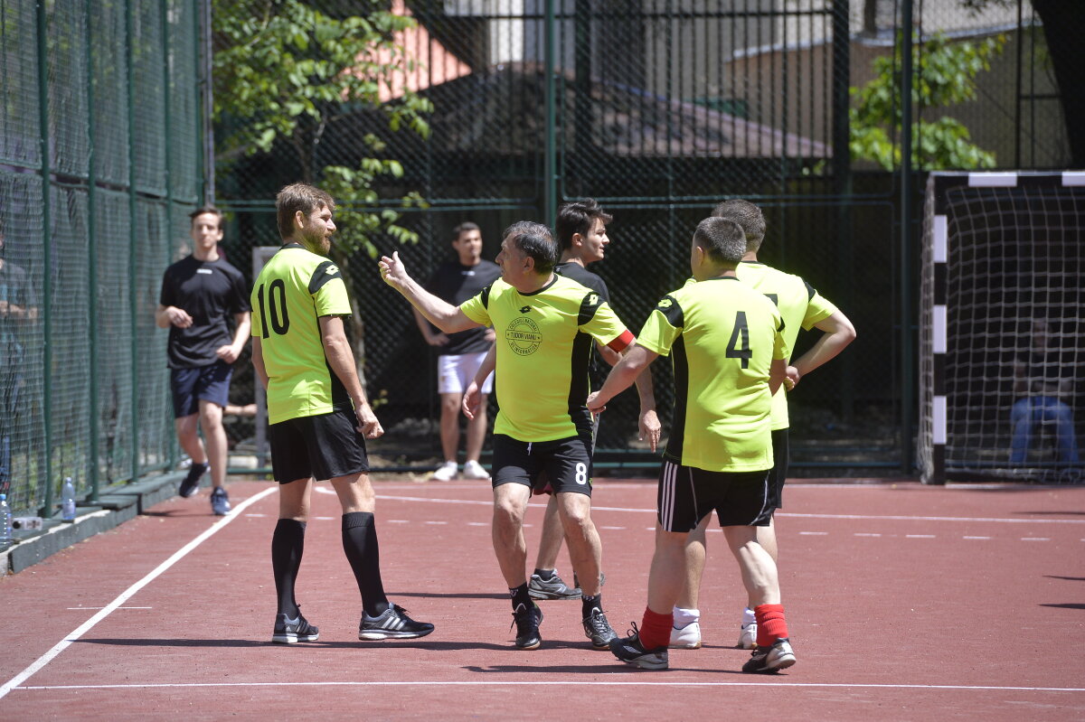 GALERIE FOTO Arbitri la cuțite :D De ce l-a tras de barbă Crăciunescu pe Tudor la cel mai cunoscut meci de fotbal între profesori și elevi