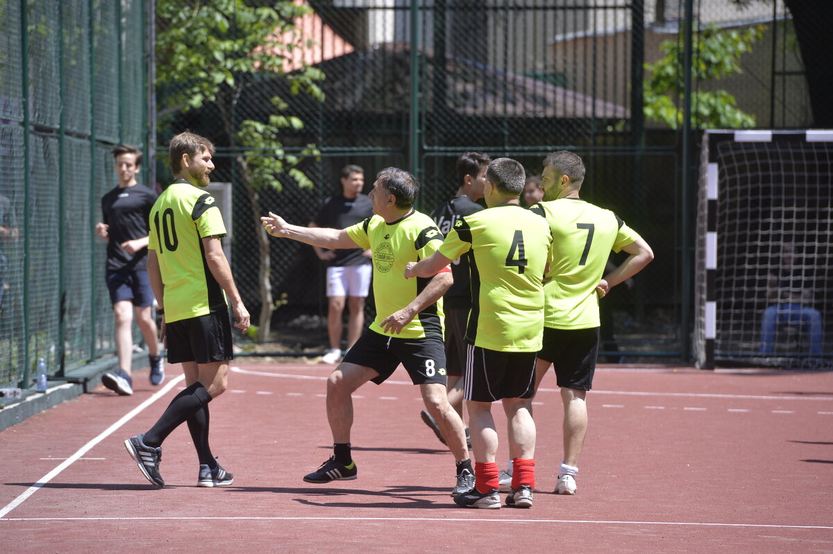 GALERIE FOTO Arbitri la cuțite :D De ce l-a tras de barbă Crăciunescu pe Tudor la cel mai cunoscut meci de fotbal între profesori și elevi