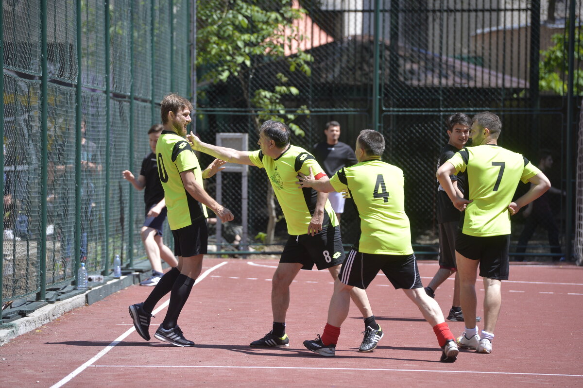 GALERIE FOTO Arbitri la cuțite :D De ce l-a tras de barbă Crăciunescu pe Tudor la cel mai cunoscut meci de fotbal între profesori și elevi