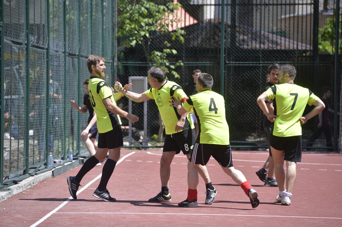 GALERIE FOTO Arbitri la cuțite :D De ce l-a tras de barbă Crăciunescu pe Tudor la cel mai cunoscut meci de fotbal între profesori și elevi