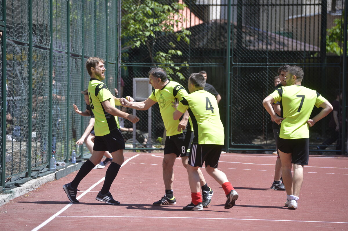 GALERIE FOTO Arbitri la cuțite :D De ce l-a tras de barbă Crăciunescu pe Tudor la cel mai cunoscut meci de fotbal între profesori și elevi