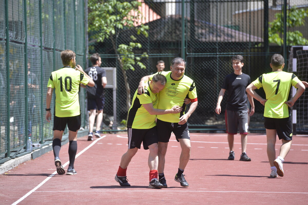 GALERIE FOTO Arbitri la cuțite :D De ce l-a tras de barbă Crăciunescu pe Tudor la cel mai cunoscut meci de fotbal între profesori și elevi