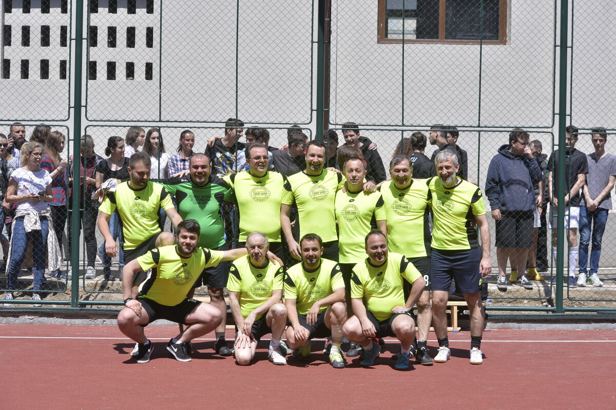 GALERIE FOTO Arbitri la cuțite :D De ce l-a tras de barbă Crăciunescu pe Tudor la cel mai cunoscut meci de fotbal între profesori și elevi