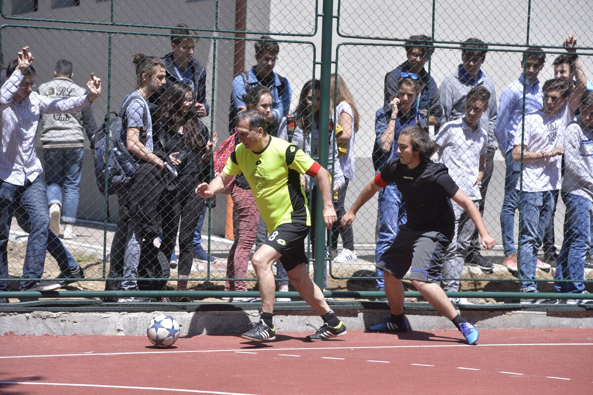 GALERIE FOTO Arbitri la cuțite :D De ce l-a tras de barbă Crăciunescu pe Tudor la cel mai cunoscut meci de fotbal între profesori și elevi