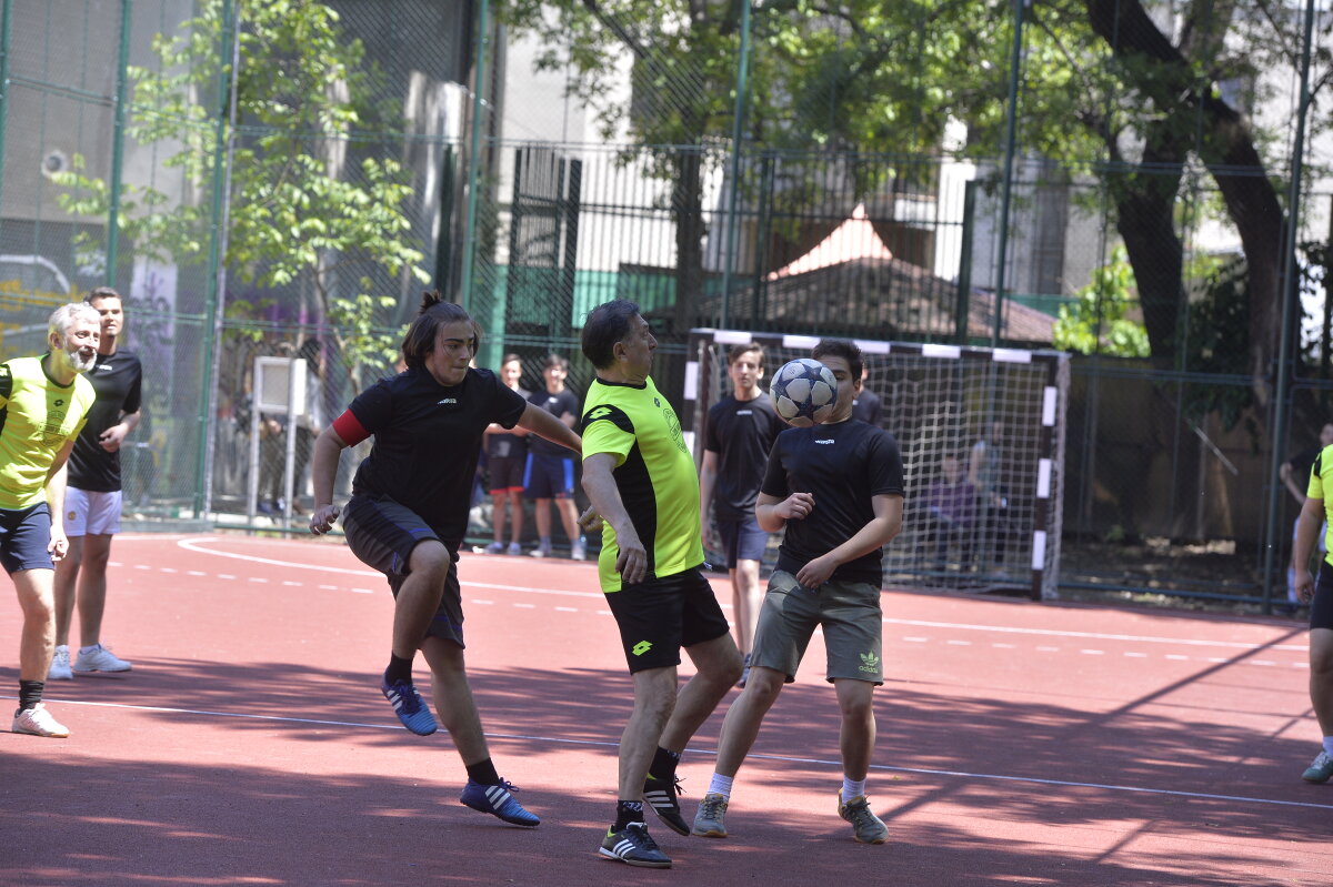 GALERIE FOTO Arbitri la cuțite :D De ce l-a tras de barbă Crăciunescu pe Tudor la cel mai cunoscut meci de fotbal între profesori și elevi