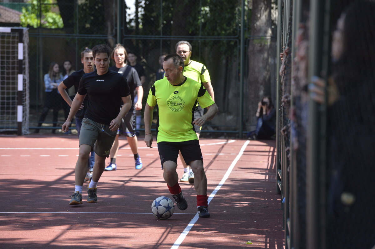 GALERIE FOTO Arbitri la cuțite :D De ce l-a tras de barbă Crăciunescu pe Tudor la cel mai cunoscut meci de fotbal între profesori și elevi