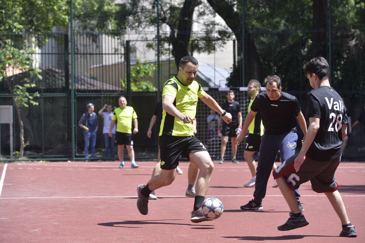 GALERIE FOTO Arbitri la cuțite :D De ce l-a tras de barbă Crăciunescu pe Tudor la cel mai cunoscut meci de fotbal între profesori și elevi