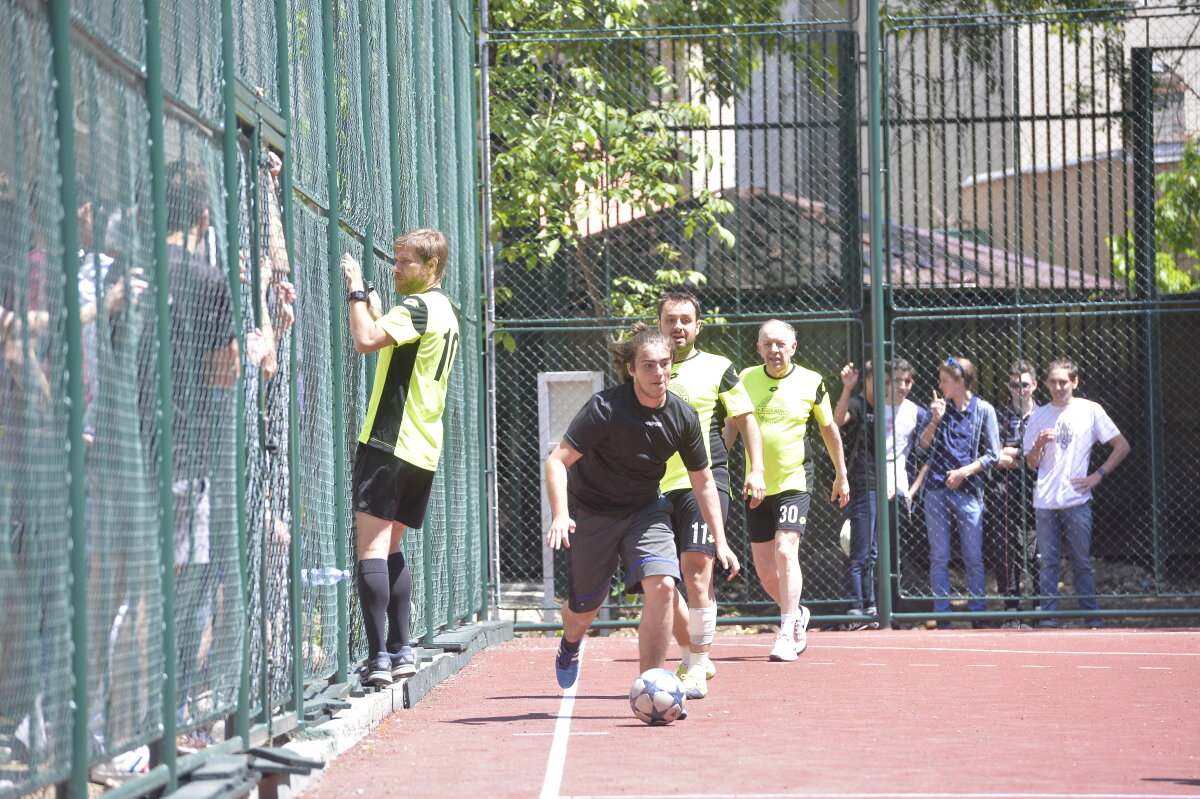 GALERIE FOTO Arbitri la cuțite :D De ce l-a tras de barbă Crăciunescu pe Tudor la cel mai cunoscut meci de fotbal între profesori și elevi