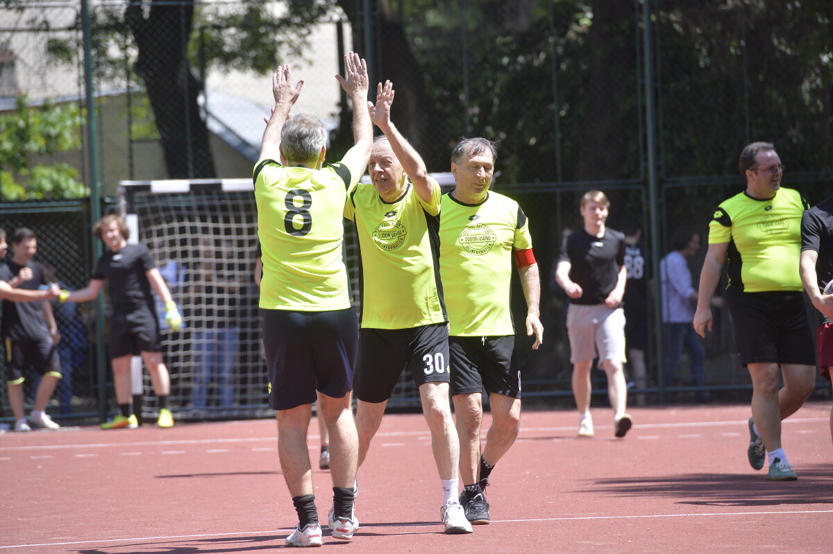 GALERIE FOTO Arbitri la cuțite :D De ce l-a tras de barbă Crăciunescu pe Tudor la cel mai cunoscut meci de fotbal între profesori și elevi