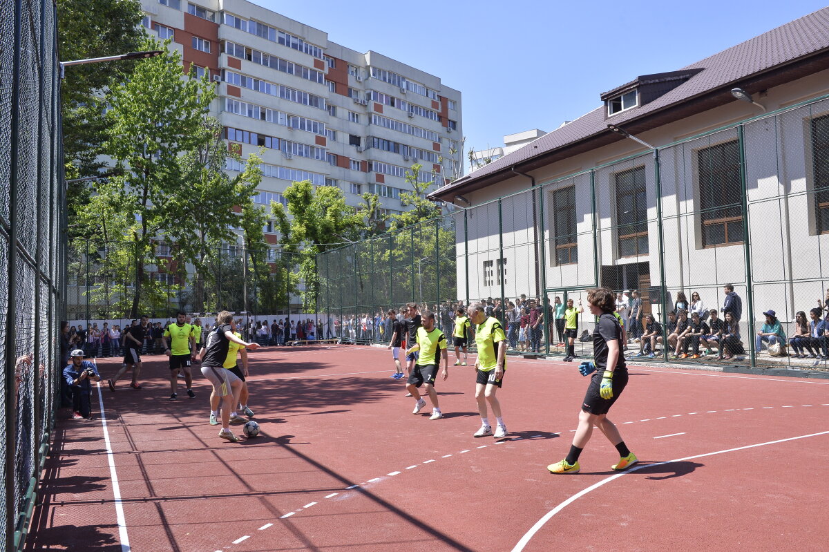 GALERIE FOTO Arbitri la cuțite :D De ce l-a tras de barbă Crăciunescu pe Tudor la cel mai cunoscut meci de fotbal între profesori și elevi