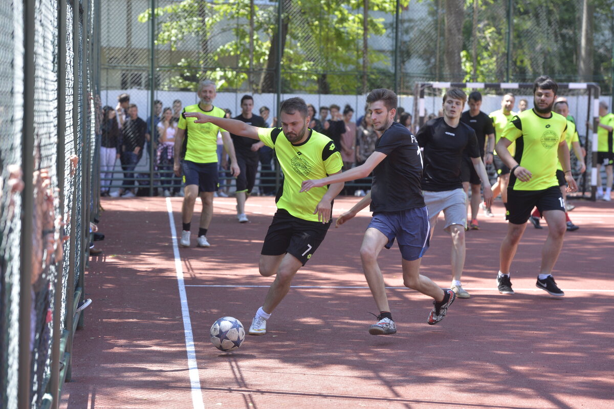 GALERIE FOTO Arbitri la cuțite :D De ce l-a tras de barbă Crăciunescu pe Tudor la cel mai cunoscut meci de fotbal între profesori și elevi