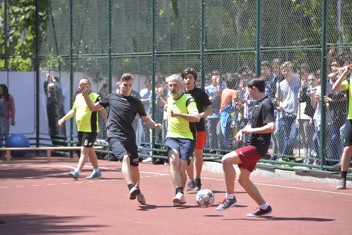 GALERIE FOTO Arbitri la cuțite :D De ce l-a tras de barbă Crăciunescu pe Tudor la cel mai cunoscut meci de fotbal între profesori și elevi