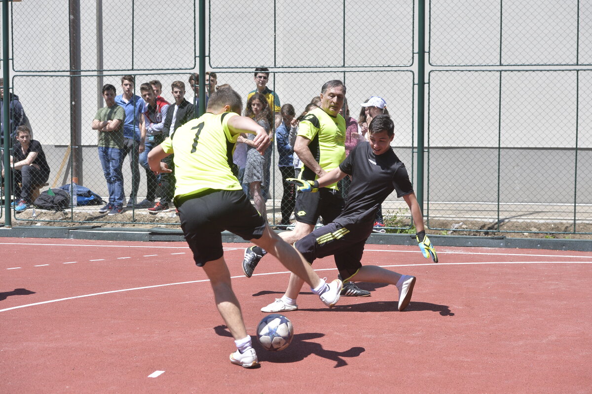 GALERIE FOTO Arbitri la cuțite :D De ce l-a tras de barbă Crăciunescu pe Tudor la cel mai cunoscut meci de fotbal între profesori și elevi