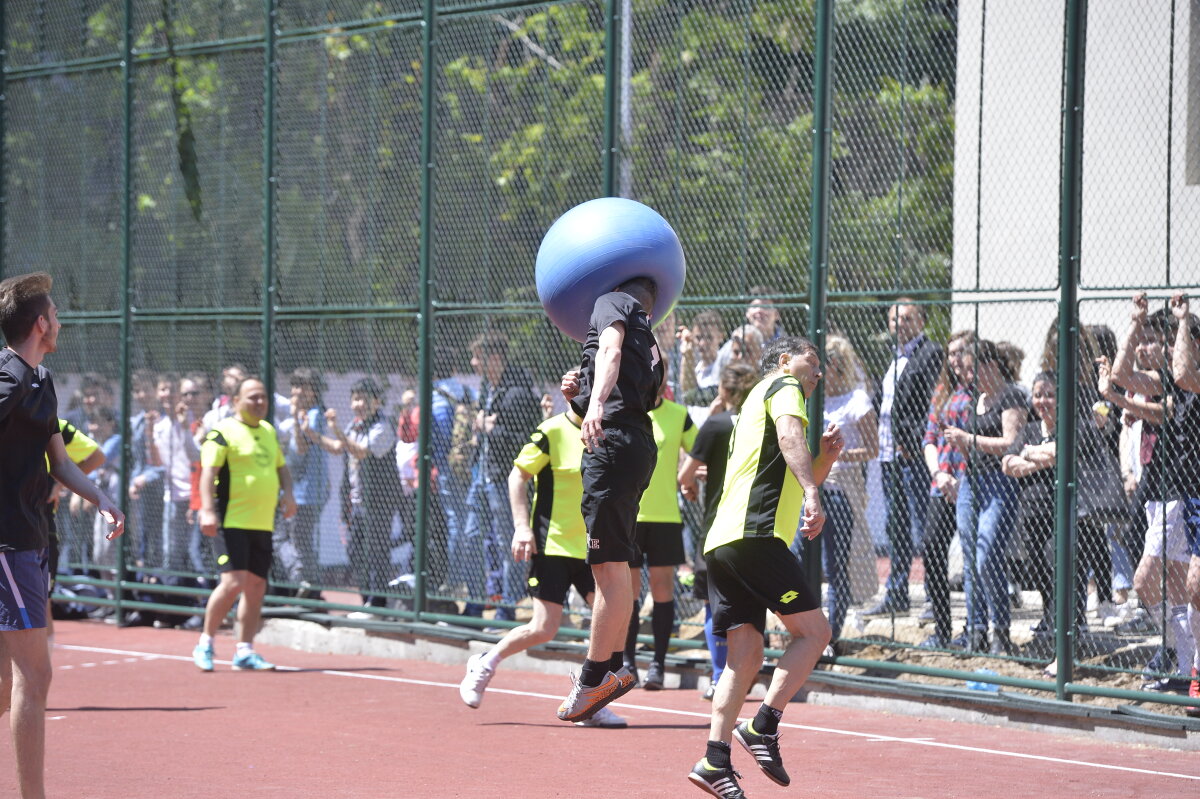 GALERIE FOTO Arbitri la cuțite :D De ce l-a tras de barbă Crăciunescu pe Tudor la cel mai cunoscut meci de fotbal între profesori și elevi