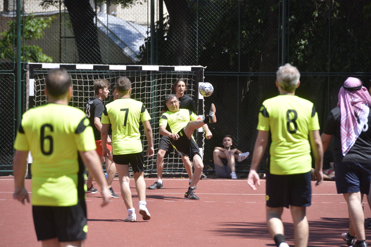 GALERIE FOTO Arbitri la cuțite :D De ce l-a tras de barbă Crăciunescu pe Tudor la cel mai cunoscut meci de fotbal între profesori și elevi