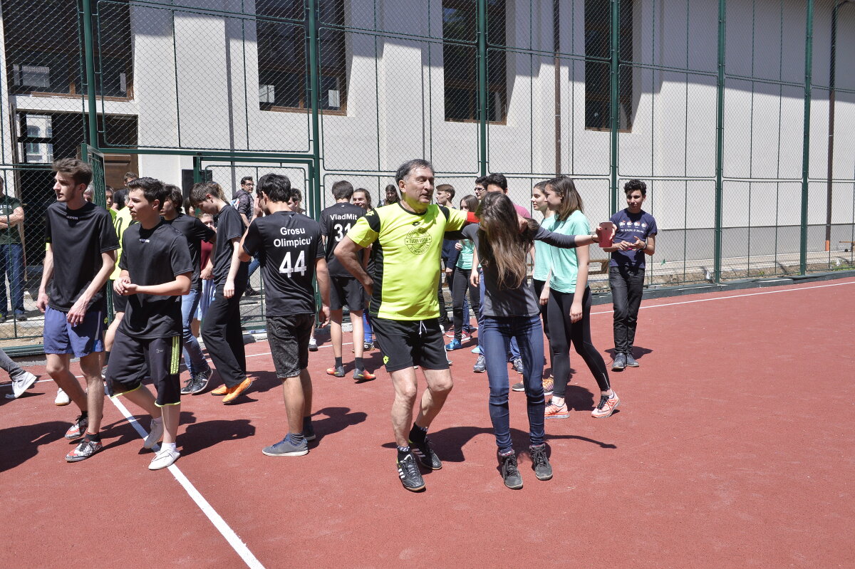 GALERIE FOTO Arbitri la cuțite :D De ce l-a tras de barbă Crăciunescu pe Tudor la cel mai cunoscut meci de fotbal între profesori și elevi