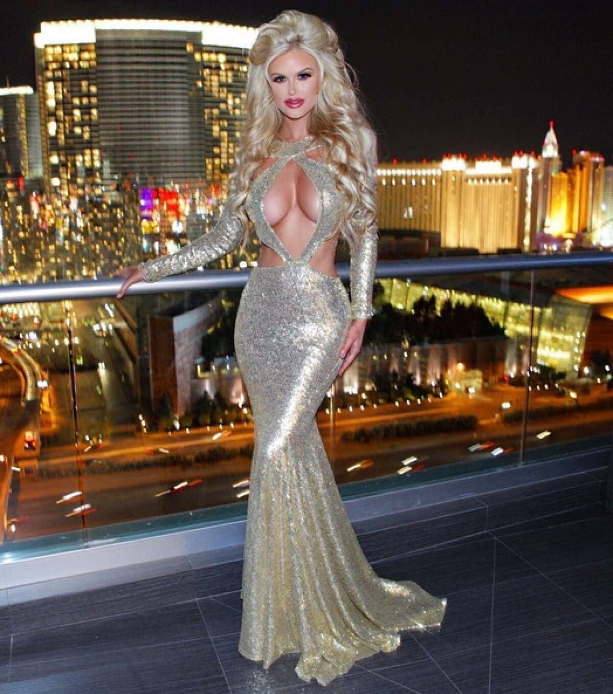 FOTO Kina ține cu "șoimii": un iepuraș Playboy are o pasiune neașteptată