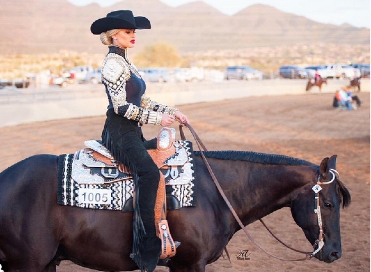 FOTO Kina ține cu "șoimii": un iepuraș Playboy are o pasiune neașteptată