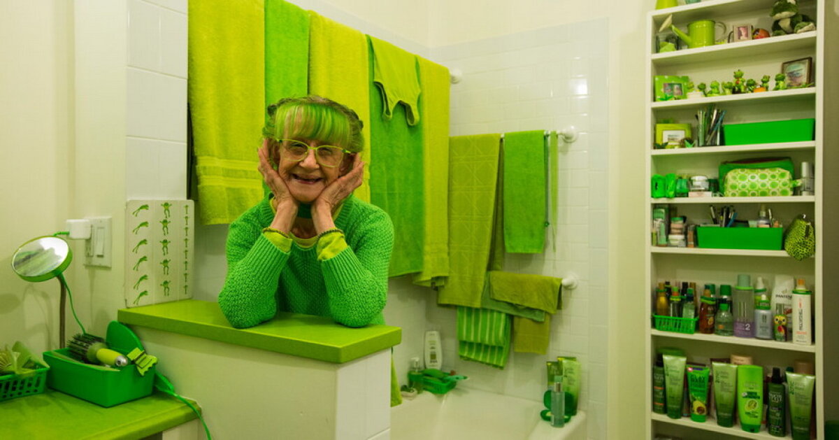 GALERIE FOTO & VIDEO O femeie se îmbracă numai în verde de 20 de ani