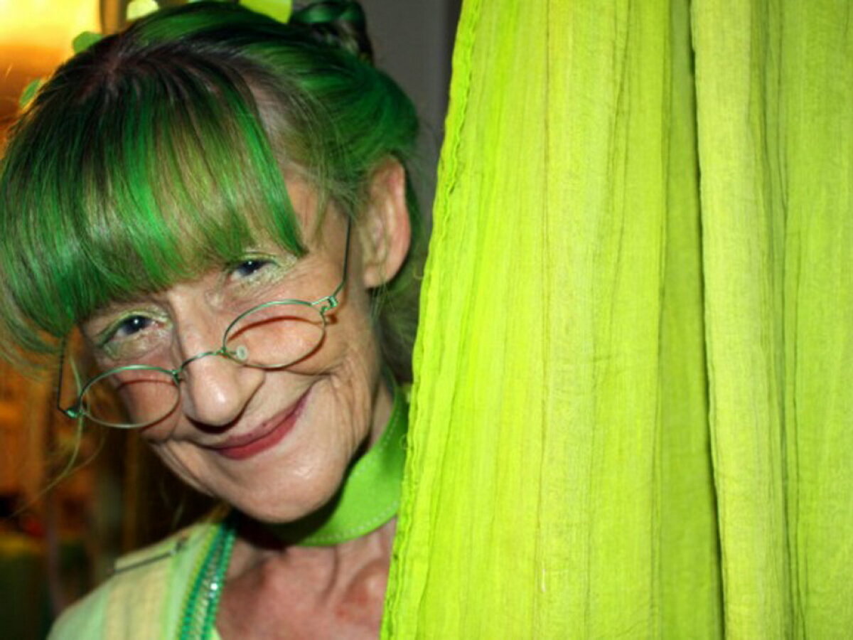 GALERIE FOTO & VIDEO O femeie se îmbracă numai în verde de 20 de ani