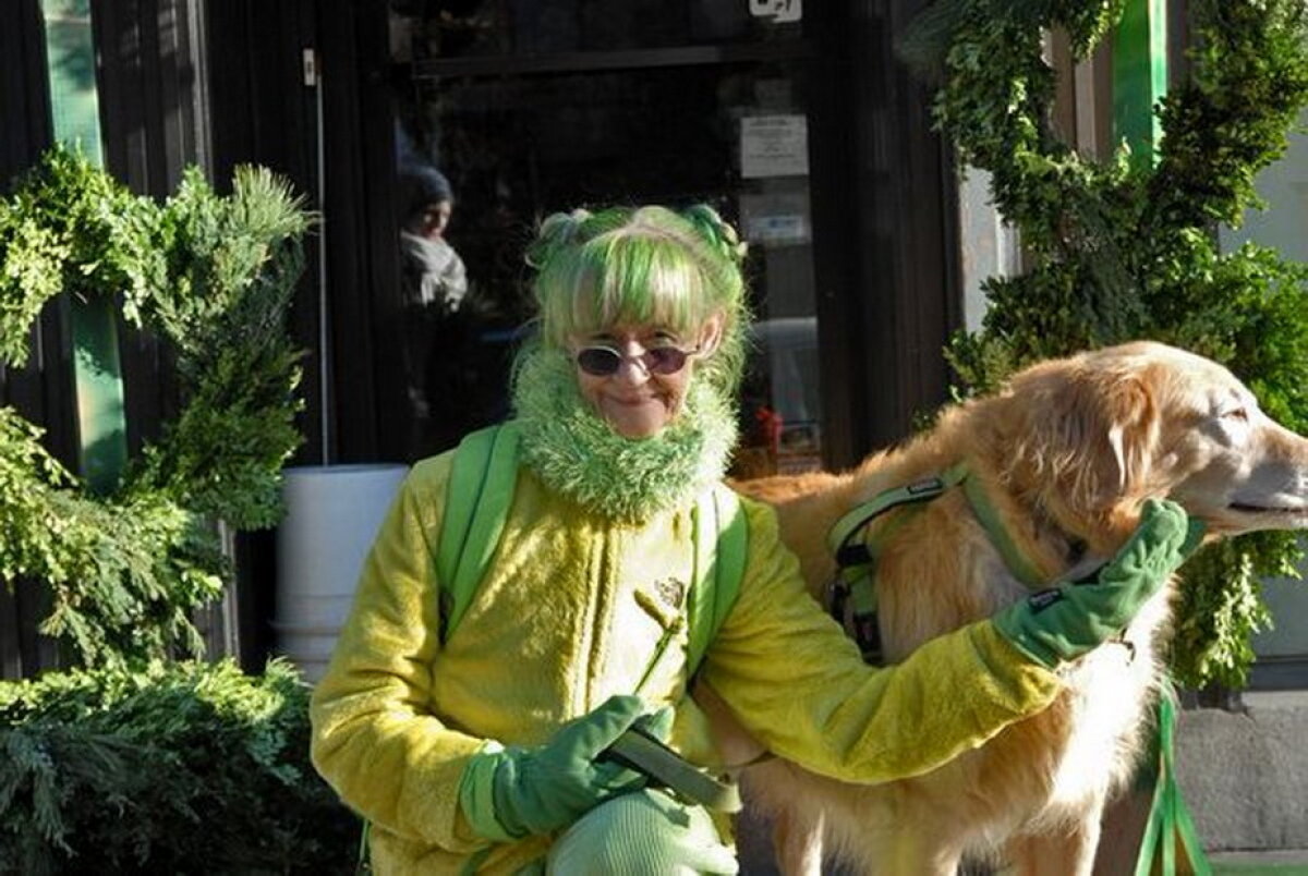 GALERIE FOTO & VIDEO O femeie se îmbracă numai în verde de 20 de ani