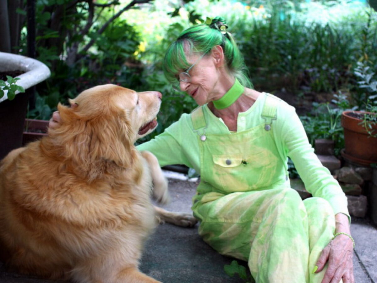 GALERIE FOTO & VIDEO O femeie se îmbracă numai în verde de 20 de ani