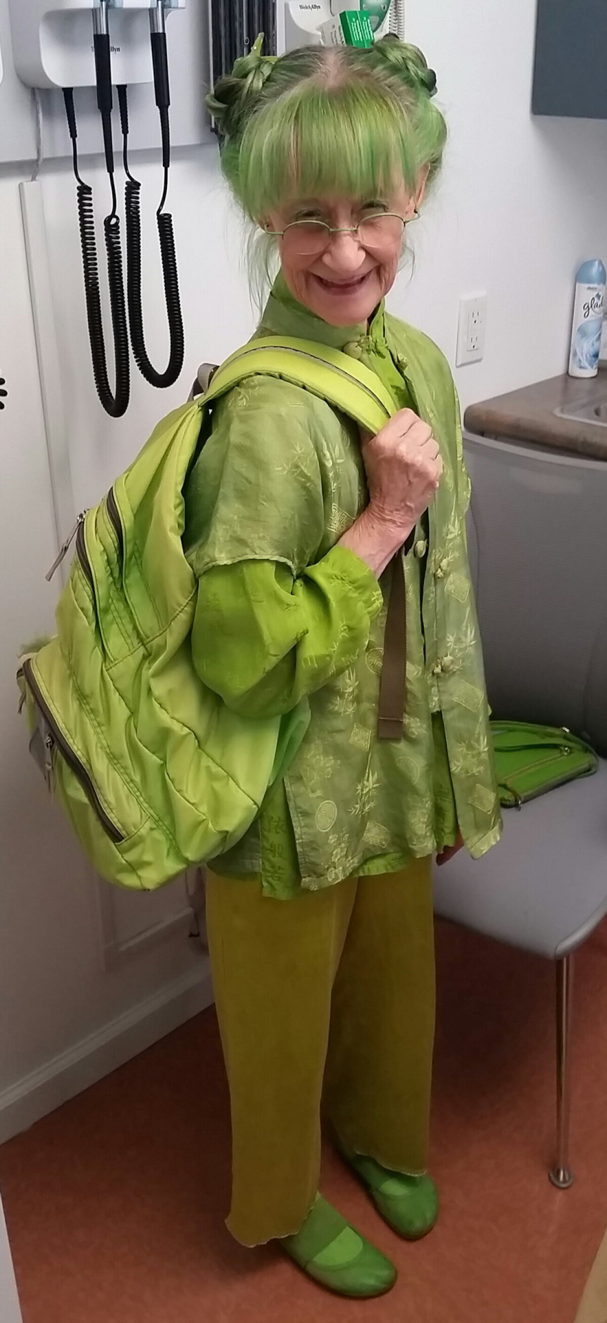 GALERIE FOTO & VIDEO O femeie se îmbracă numai în verde de 20 de ani