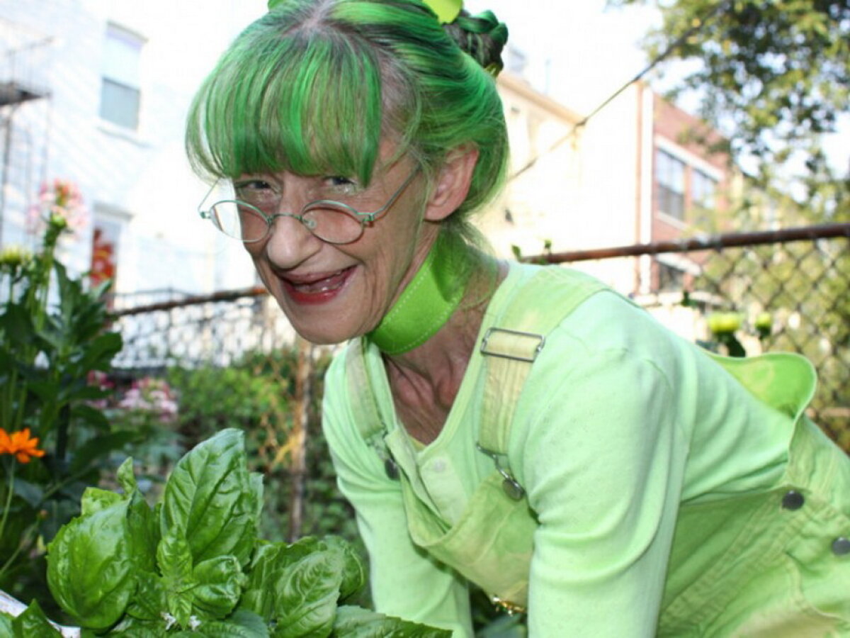 GALERIE FOTO & VIDEO O femeie se îmbracă numai în verde de 20 de ani