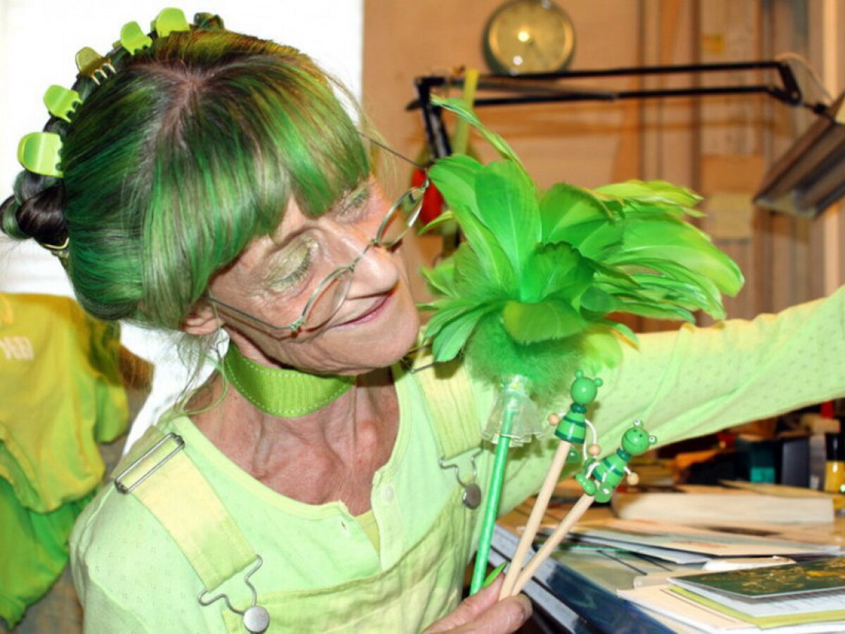 GALERIE FOTO & VIDEO O femeie se îmbracă numai în verde de 20 de ani