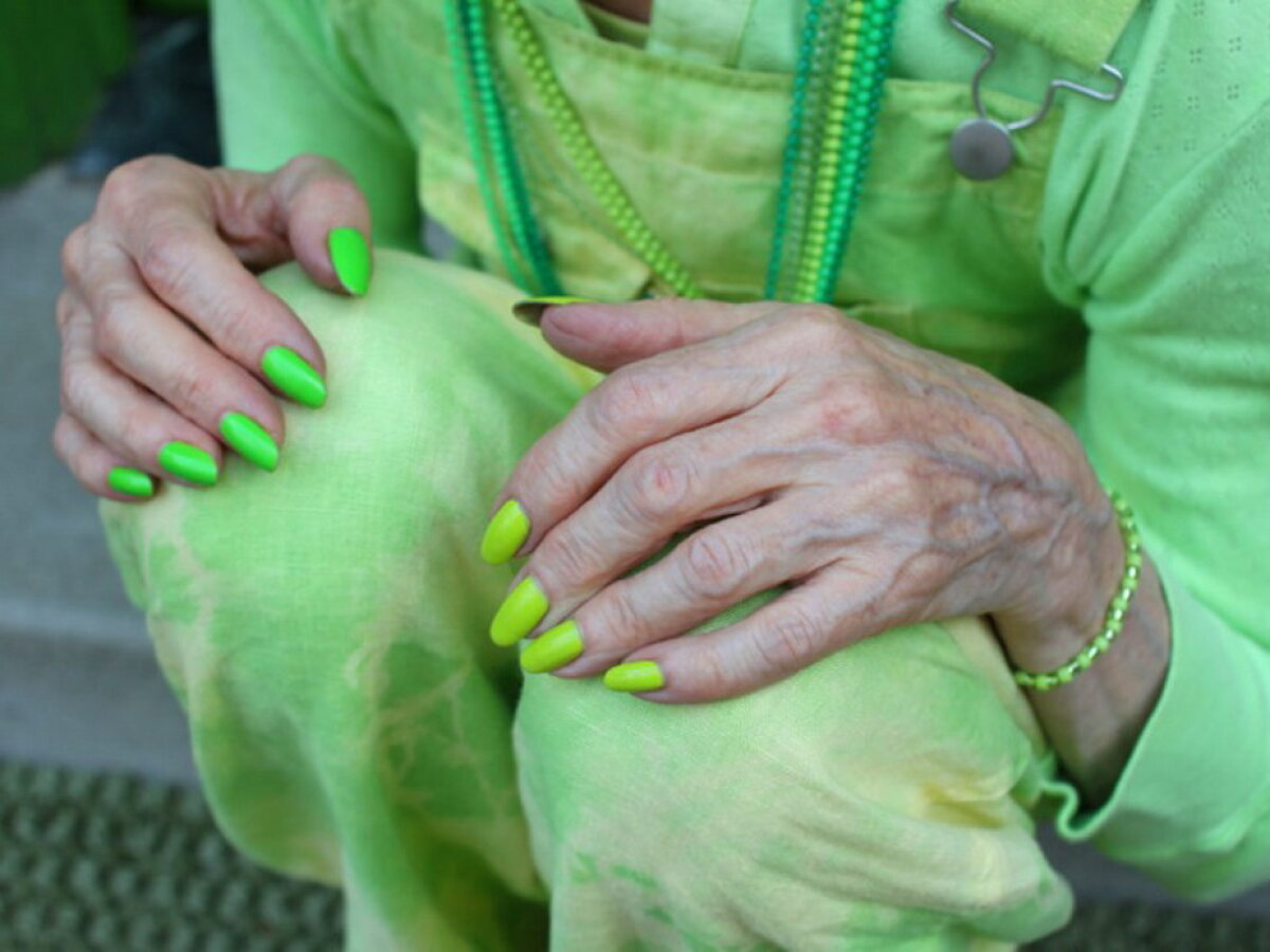 GALERIE FOTO & VIDEO O femeie se îmbracă numai în verde de 20 de ani