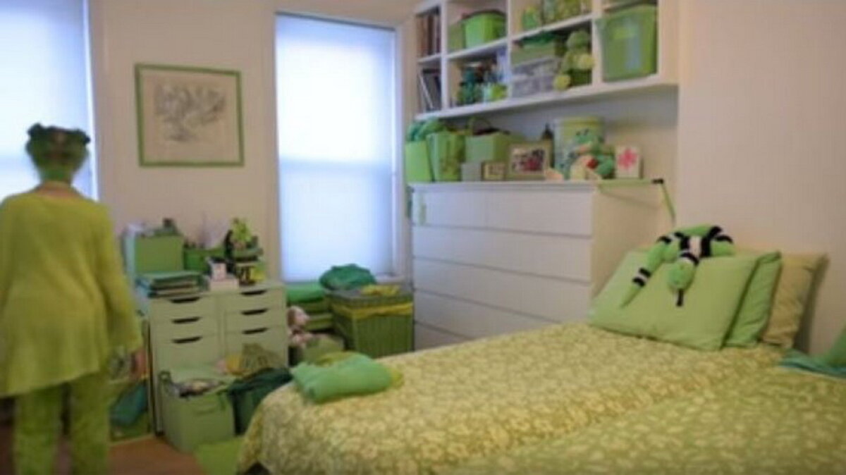 GALERIE FOTO & VIDEO O femeie se îmbracă numai în verde de 20 de ani