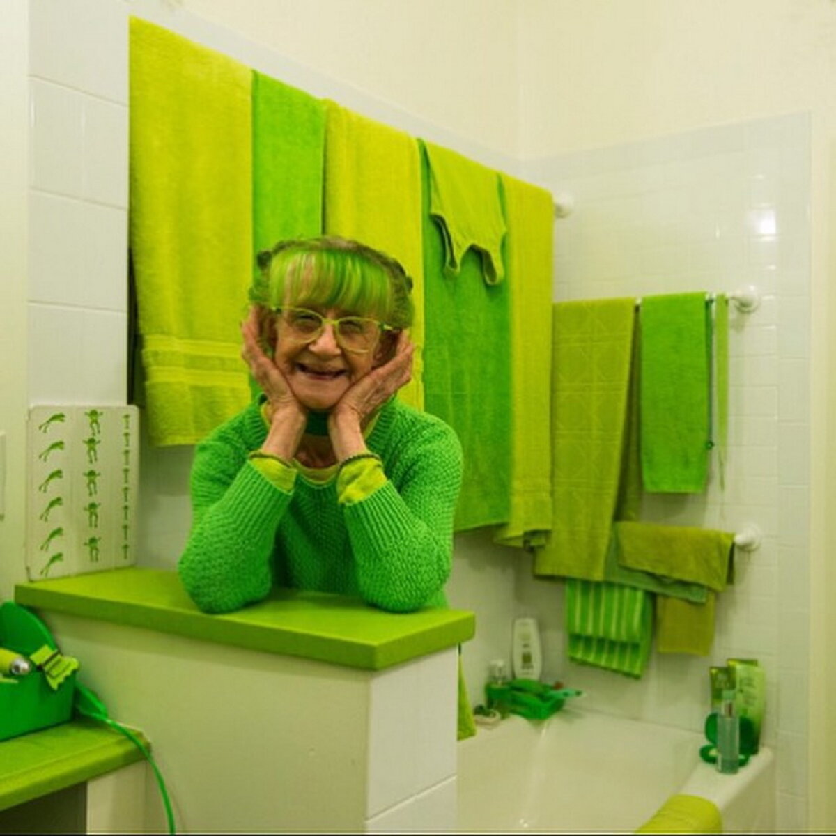 GALERIE FOTO & VIDEO O femeie se îmbracă numai în verde de 20 de ani