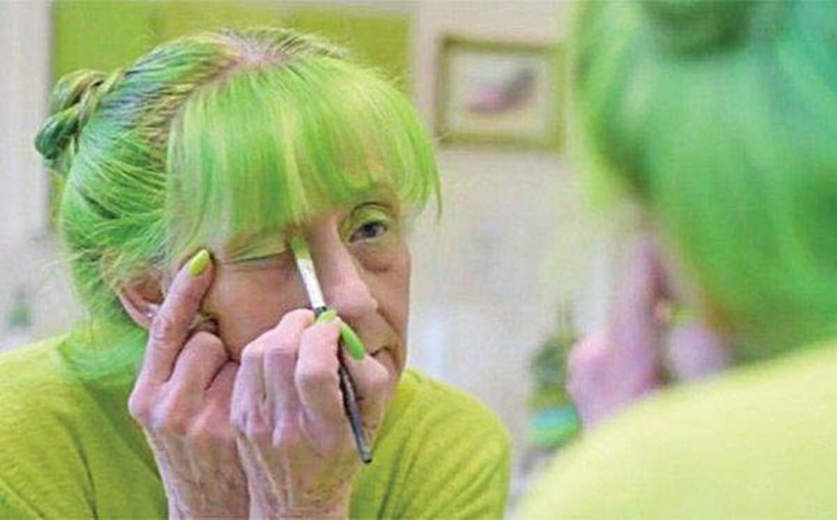 GALERIE FOTO & VIDEO O femeie se îmbracă numai în verde de 20 de ani