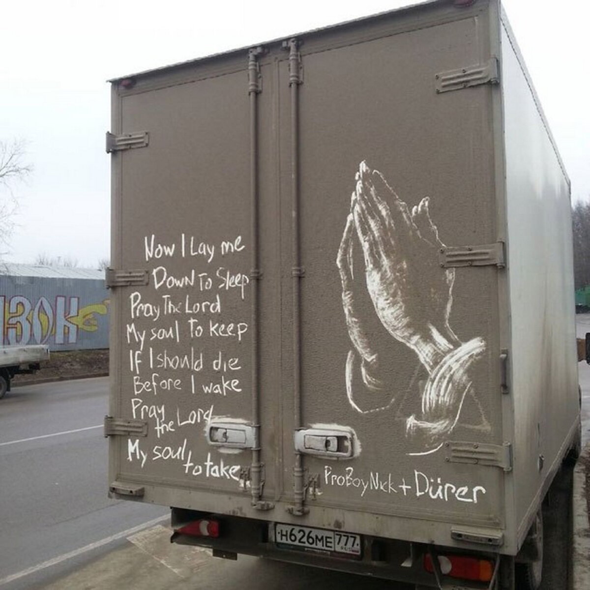 FOTO & VIDEO Un artist transformă camioanele murdare în opere de artă