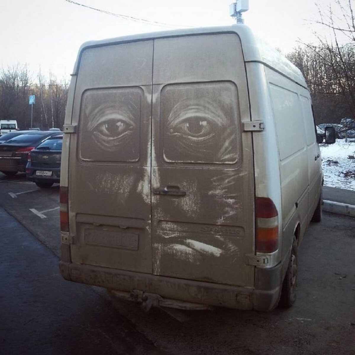 FOTO & VIDEO Un artist transformă camioanele murdare în opere de artă