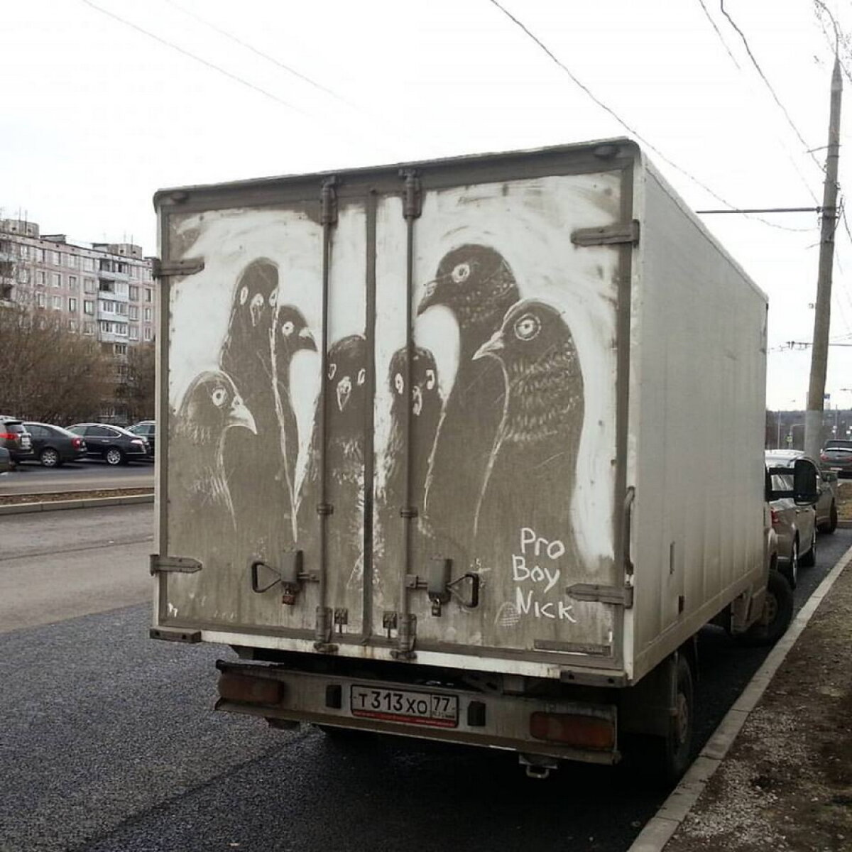 FOTO & VIDEO Un artist transformă camioanele murdare în opere de artă