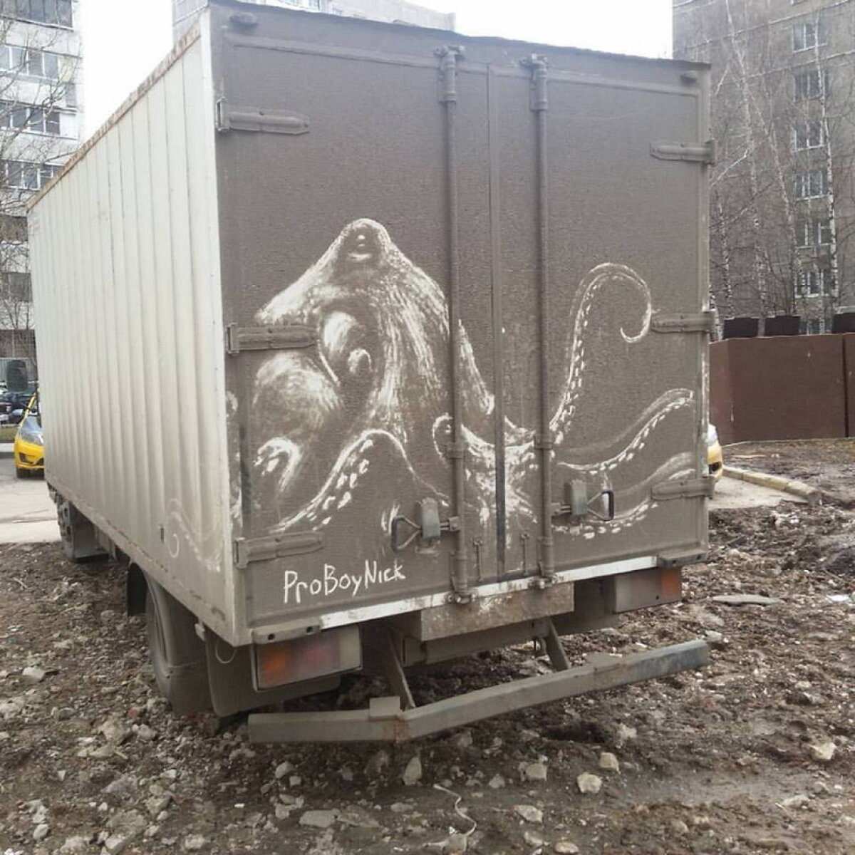 FOTO & VIDEO Un artist transformă camioanele murdare în opere de artă