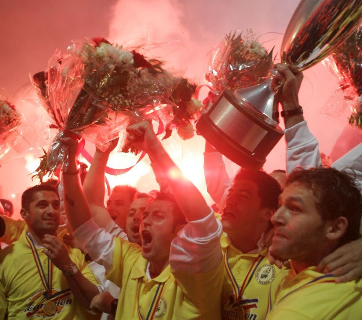 GALERIE FOTO Imagini din arhiva GSP de la ultimul titlu al lui Dinamo! "Spartanii" lui Borcea au sărbătorit acasă după o înfrângere cu Urziceni » Doar 5 echipe mai sunt în Liga 1 de atunci